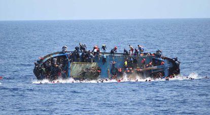 Um navio com migrantes a bordo afundou nesta quarta-feira durante uma operação de resgate na costa da Líbia.