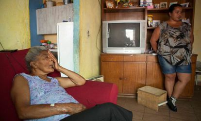 Maria, 70 anos, e Iolanda, 34, na casa da fam&iacute;lia em Guaianases.