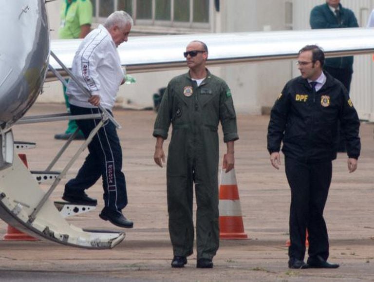 Pizzolato, de branco, desembarca em Brasília.