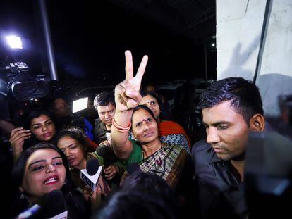 Asha Devi, mãe de Nirbhaya, comemora a execução dos estupradores e assassinos de sua filha na sexta-feira em Nova Délhi.