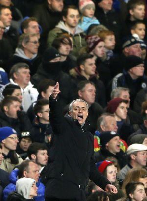 Mourinho gesticula durante a partida contra o Liverpool.