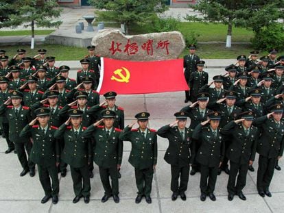 Soldados chineses posam para comemorar o 95º aniversário do Partido Comunista.