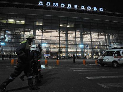 Equipe de emergência nos arredores do aeroporto de Domodédovo, em uma imagem de arquivo.