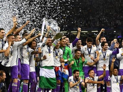 Jogadores levantam o troféu após vitória da Champions League.