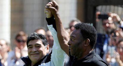 Diego Maradona e Pelé durante um evento nesta quinta-feira em Paris.