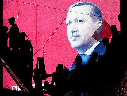 Apoiadores de Erdogan diante de tel&atilde;o.