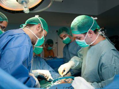 Intervenção para a implantação de prótese de pênis no hospital de Bellvitge.