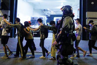 Manifestantes nas imediações da Universidade Politécnica de Hong Kong, nesta segunda-feira.