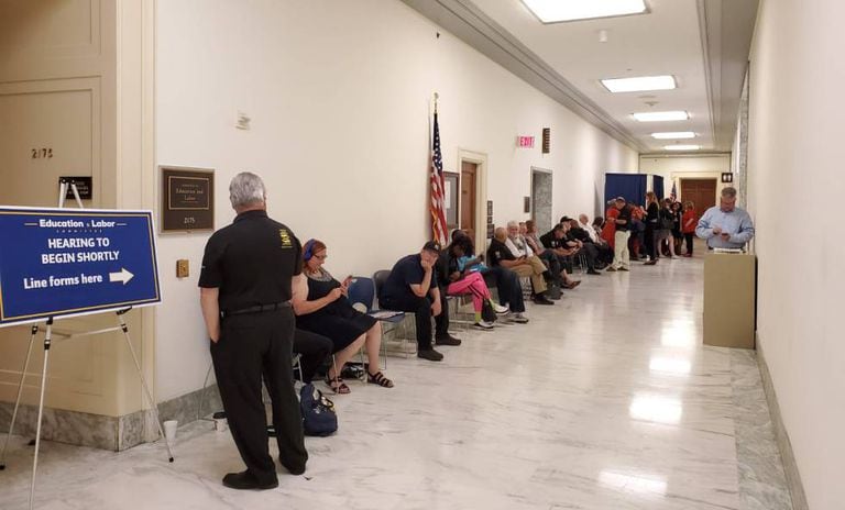 Várias pessoas, entre eles, ‘guardadores de lugar’ profissionais, esperam na fila para uma audiência do Comitê de Formação e Emprego no Congresso dos Estados Unidos, numa manhã de junho.