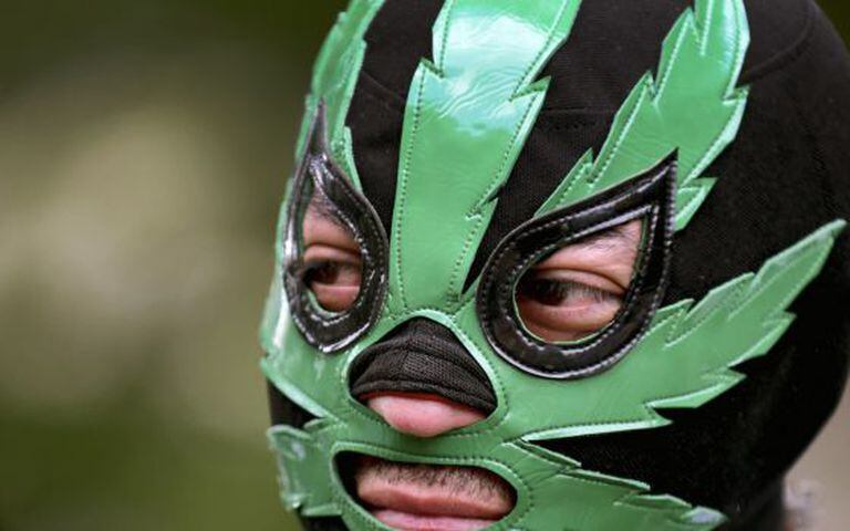 Homem se manifesta em apoio à legalização da maconha em frente à Corte Suprema do México, na Cidade do México.