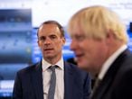 El ministro británico de Exteriores, Dominic Raab, observa al primer ministro, Boris Johnson, el 27 de agosto, durante una visita al Centro de Crisis del Ministerio de Exteriores