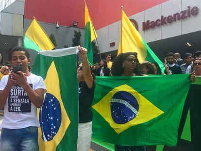 Estudantes e militantes se manifestam contra e a favor de Bolsonaro, na Universidade Presbiteriana Mackenzie