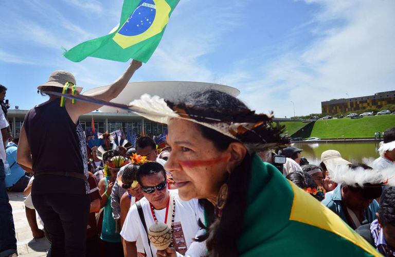 Índios protestam na marquise do Congresso Nacional em dezembro de 2015