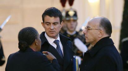 Premiê francês, Manuel Valls, conversa com ministros.