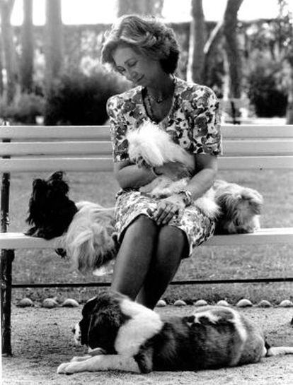 A Rainha Sofía, com alguns de seus cães, em La Zarzuela.