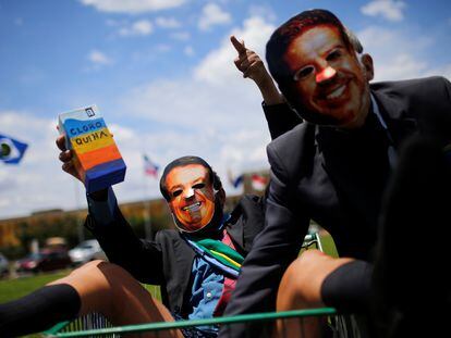 Manifestantes protestam em Brasília no dia 30 de outubro com máscaras do presidente Jair Bolsonaro e do presidente da Câmara, Arthur Lira.