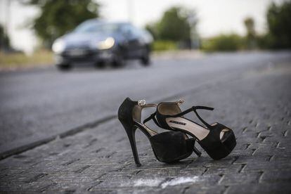 Sapatos de uma prostituta na região de Marconi, em Madri.