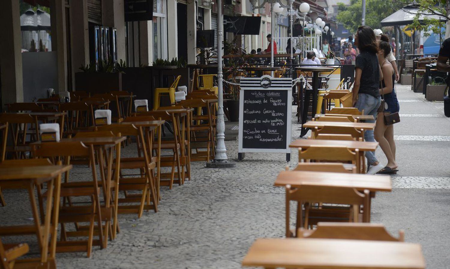 Restaurantes e bares vazios no Rio de Janeiro em meio à pandemia de coronavírus.