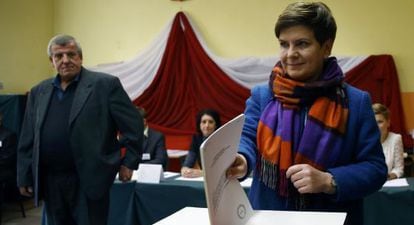 Beata Szydlo, favorita nas eleições, vota com seu marido.