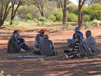 O professor Eske Willerslev fala com idosos aborígenes no sudoeste da Austrália.