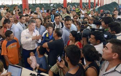 O presidente de Colômbia, Juan Manuel Santos, visita um centro de refugiados colombianos na fronteira com Venezuela