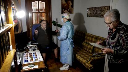 Médica atende um paciente na casa deste em Madri, em abril