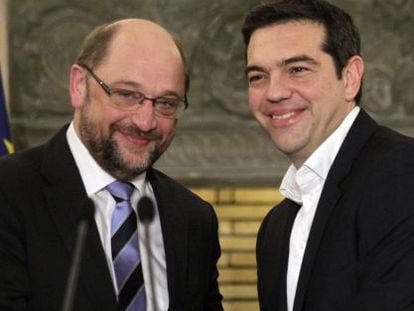 O novo primeiro-ministro grego, Alexis Tsipras (direita) e o presidente do Parlamento Europeu, Martin Schulz, em Atena.