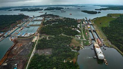 Imagem das novas e antigas eclusas do Canal do Panamá.