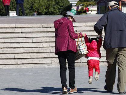 Avós passeiam com a neta em Pequim (China), em 30 de outubro.
