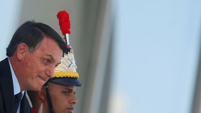 O presidente Jair Bolsonaro, ao descer a rampa do Palácio do Planalto nesta sexta-feira.