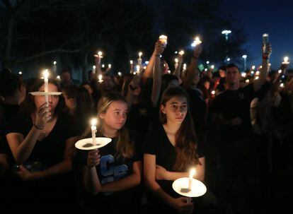 Estudantes e familiares fazem uma vigília em Parkland pelas vítimas do ataque a tiros de fevereiro de 2018.