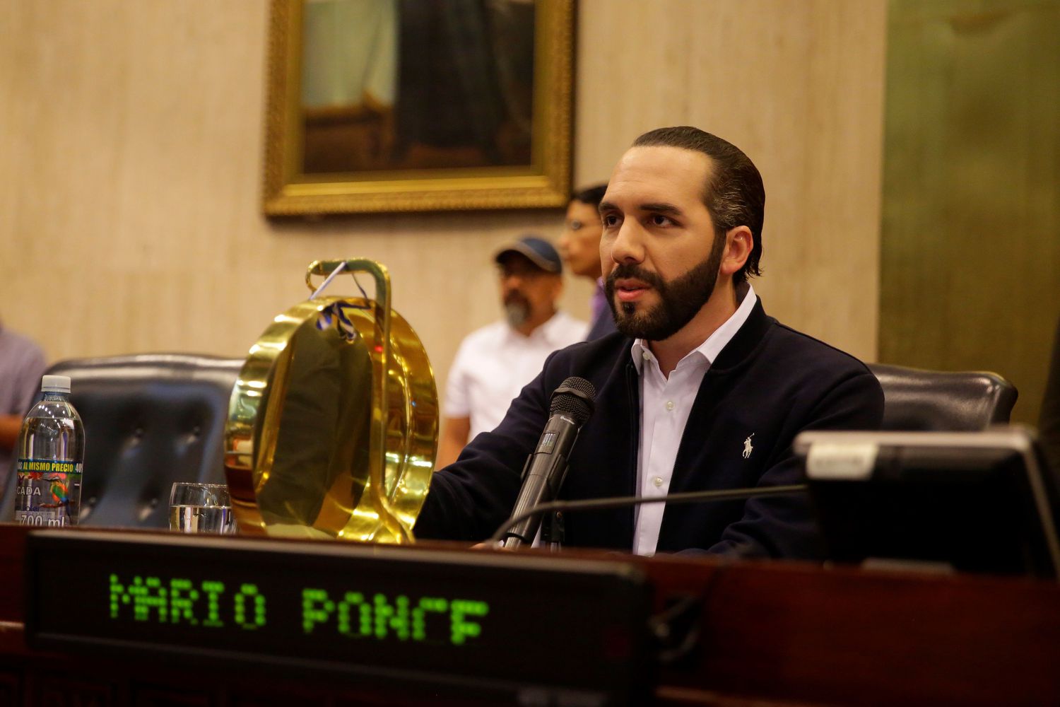 O presidente de El Salvador, Nayib Bukele, depois de invadir a Assembleia Legislativa protegido por militares.