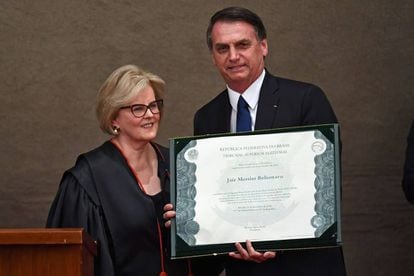 Jair Bolsonaro e a presidenta do TSE, Rosa Weber, durante cerimônia de diplomação do presidente eleito.