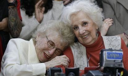 Rosa de Roisinblit, uma avó da Plaza de Mayo, abraça a sua parceira Estela de Carlotto nesta terça-feira em Buenos Aires.