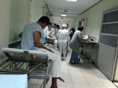 Pacientes s&atilde;o internados no corredor do hospital. / T.B