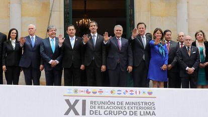 Juan Guaidó (centro), na reunião do Grupo de Lima em Bogotá.
