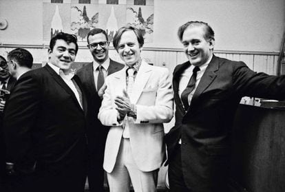 Tom Wolfe durante a festa de apresentação de 'New York Magazine' em novembro de 1967 com (de esquerda a direita) o jornalista Jimmy Breslin, o redator chefe George Hirsch e o fundador Clay Felker