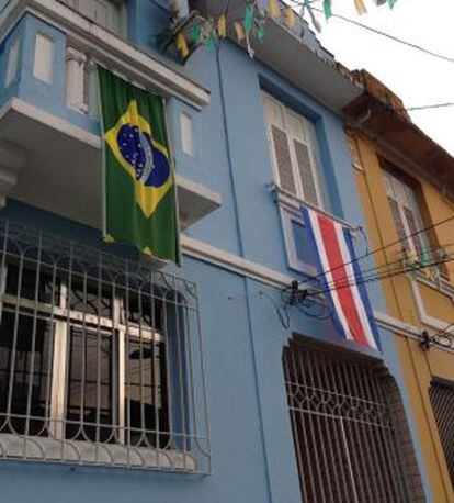 As cores brasileira e costa-riquenha em uma casa de Santos.