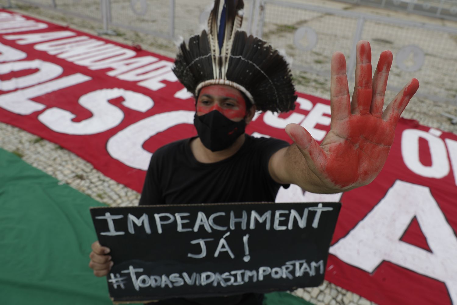 Manifestante protesta contra o presidente Jair Bolsonaro na frente do Planalto, no último sábado.