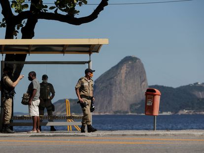 Um oficial de segurança mede a temperatura de um homem nesta segunda-feira em Niterói, uma das primeiras cidades do Rio de Janeiro a endurecer as medidas restritivas.