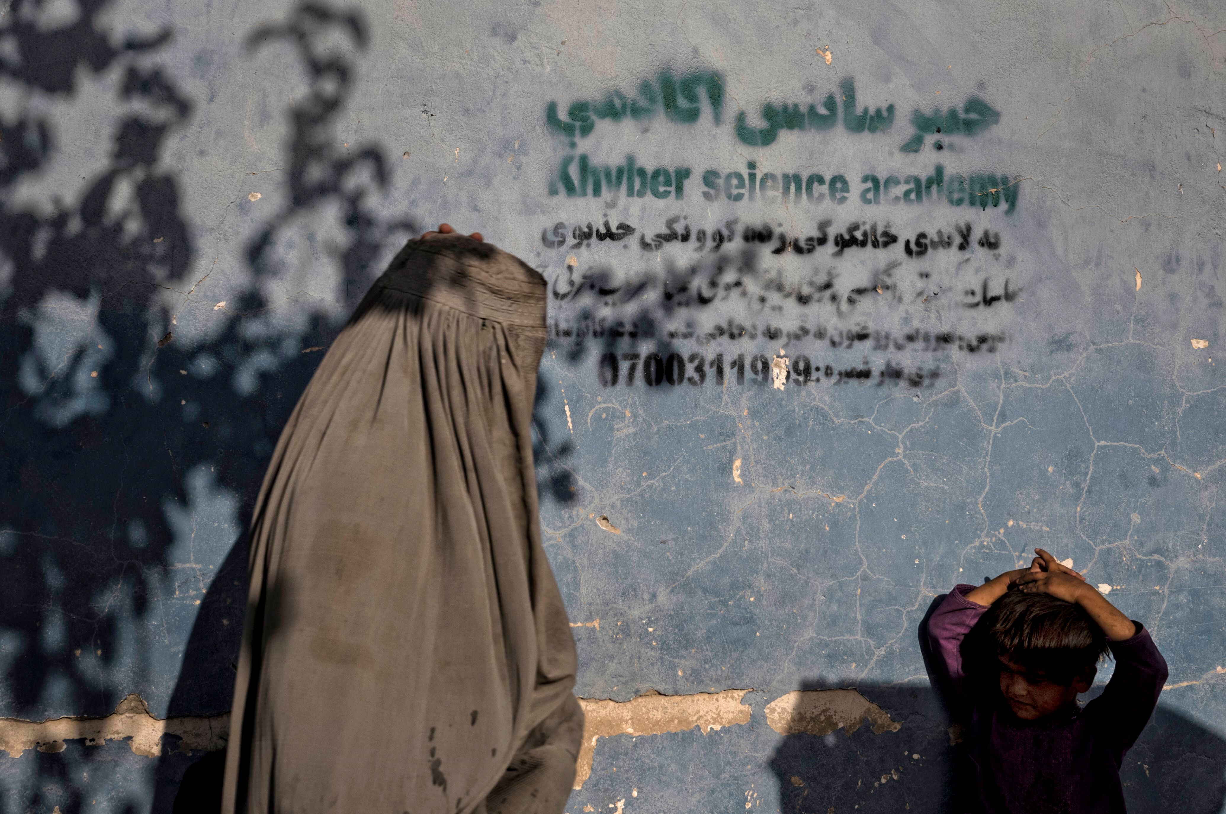 Uma mulher e seu filho em Kandahar, na semana passada.