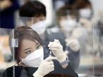 Seoul (Korea, Republic Of), 04/03/2021.- A South Korean nurse practices extracting vaccine from a vial during a training session for COVID-19 vaccination in Seoul, South Korea, 04 March 2021. (Corea del Sur, Seúl) EFE/EPA/YONHAP SOUTH KOREA OUT