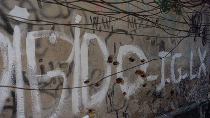 Buracos de bala em muro na favela do Jacarezinho, no Rio, que foi alvo de operação policial em 6 de maio.