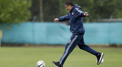 Edgardo Bauza chuta uma bola em seu último dia como treinador.