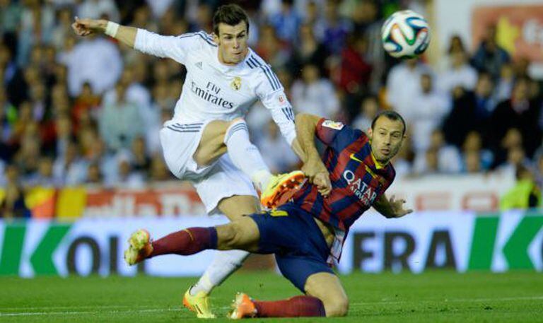 Mascherano não acerta.