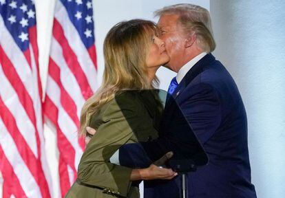 A primeira-dama Melania Trump e seu marido, o presidente Donald Trump, depois do discurso dela na Convenção Nacional Republicana, nesta terça-feira, na Casa Branca.