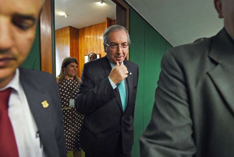 Cunha antecedido pelos seguranças.