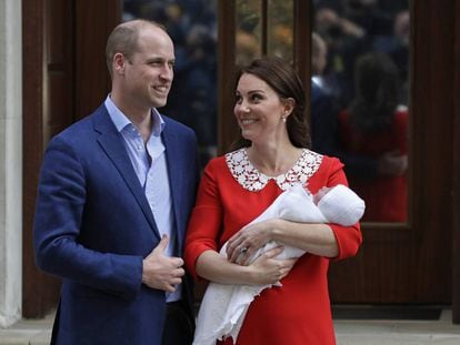 O príncipe William e Kate Middleton, a duquesa de Cambridge, deixam o hospital com o terceiro filho do casal.