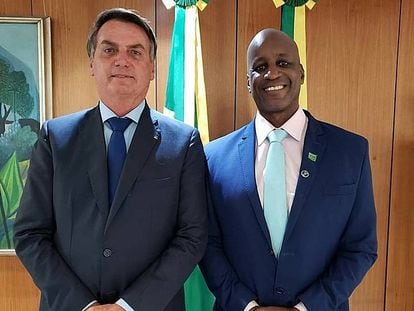 O presidente Bolsonaro e o diretor da Fundação Palmares, Sergio Camargo em uma imagem da conta dele no Twitter.