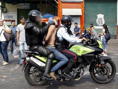 Policiais prendem um manifestante em San Cristóbal em março.